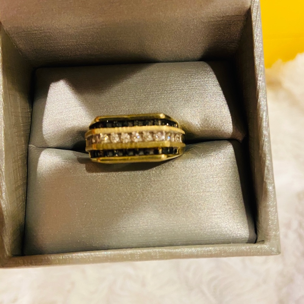 10K gold men’s ring. REAL DIAMONDS